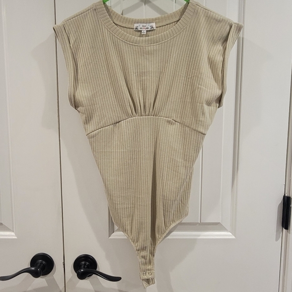 Poof new york tan/cream bodysuit large - Picture 2 of 5